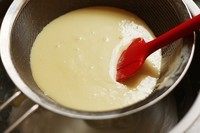 8、舒芙蕾芝士蛋糕,过滤芝士糊。