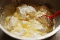 9、舒芙蕾芝士蛋糕,和蛋白霜混合拌匀至无颗粒细腻的芝士糊状态。