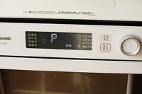 12、舒芙蕾芝士蛋糕,旋转钮转到【电脑程序】按下开始/决定键,选择程序【12 水浴奶酪蛋糕】,按下开始/决定键。烤箱会先预热。预热完把蛋糕模放在烤盘上,烤盘放入烤箱下层,按下开始/决定键。