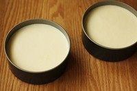 10、舒芙蕾芝士蛋糕,入模。把顶部的气泡全部去除。