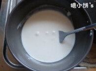 2、草莓大福,加入其它所有面皮材料搅拌成面浆