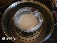 3、草莓大福,盖上保鲜膜上锅蒸15分钟