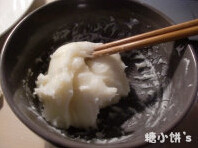 5、草莓大福,蒸好的面皮用筷子搅拌均匀