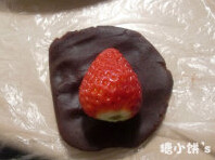 6、草莓大福,新鲜草莓放在红豆沙中间
