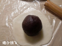 7、草莓大福,把草莓豆沙放在中间（还是注意草莓的位置）