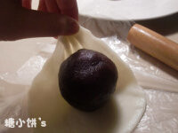 8、草莓大福,像捏包子一样把面皮包起来（不需要像包子那么多褶子。收口处尽量薄）