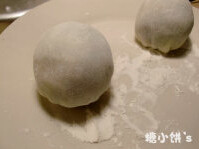 9、草莓大福,表面蘸一些熟糯米粉。就完成了~