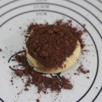 5、小羊曲奇,揉好的面团,用刮板切下来一些,倒入些许可可粉。