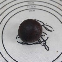 6、小羊曲奇,用手揉成可可面团。