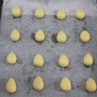 7、小羊曲奇,将原味面团用称分出8g一个的小面团,并且搓成水滴状,排列到烤盘上。