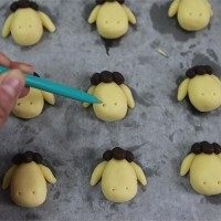 11、小羊曲奇,最后用工具给表面戳两个小孔,当做小羊的鼻子,放入预热好180度的烤箱,中层,烤15分钟左右即可。