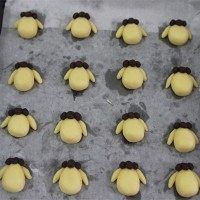 10、小羊曲奇,然后将小圆球粘到顶部。