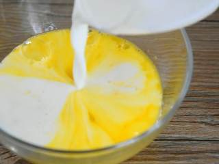 3、芒果牛奶炖蛋—嫩滑无比，呲溜一下滑入肚子里,倒入牛奶搅拌均匀。