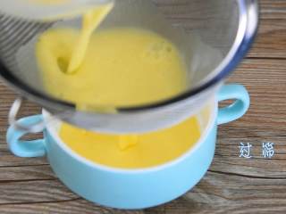 4、芒果牛奶炖蛋—嫩滑无比，呲溜一下滑入肚子里,过筛。