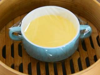 5、芒果牛奶炖蛋—嫩滑无比，呲溜一下滑入肚子里,包一层保鲜膜或扣上稍大的盘子，移入冷水锅，大火蒸15分钟。