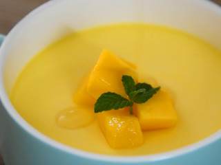 8、芒果牛奶炖蛋—嫩滑无比，呲溜一下滑入肚子里,静置放凉，加入芒果粒和蜂蜜即可。