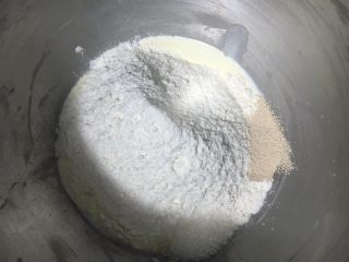 2、手撕椰蓉吐司,再放面粉酵母和糖