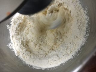 3、手撕椰蓉吐司,放入厨师机揉面