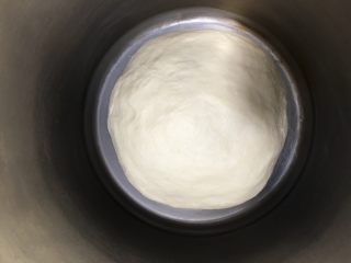 5、手撕椰蓉吐司,直到揉成一个比较光滑的面团，取出揉圆静置发酵