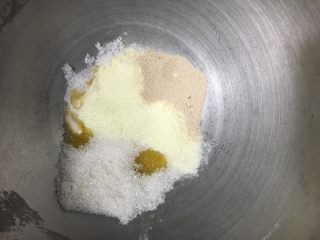 8、手撕椰蓉吐司,主面团除黄油外加在一起