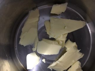 14、手撕椰蓉吐司,趁面团松弛期间，做椰蓉馅，黄油先软化