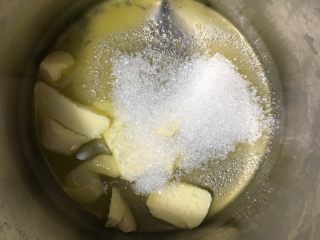 15、手撕椰蓉吐司,加入糖打发