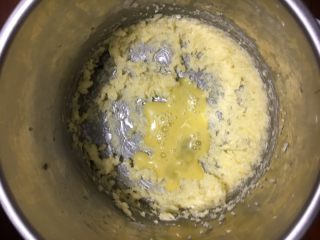 16、手撕椰蓉吐司,分几次加入全蛋液打发