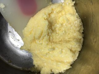 18、手撕椰蓉吐司,混合均匀成为椰蓉馅