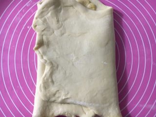 24、手撕椰蓉吐司,再完成一次三折的动作