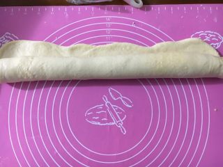 26、手撕椰蓉吐司,从下往上卷成一个卷