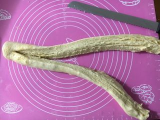 27、手撕椰蓉吐司,用刀平均割成两条，顶部相连