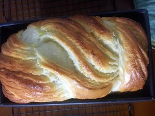 38、手撕椰蓉吐司,出炉后，震一下吐司盒