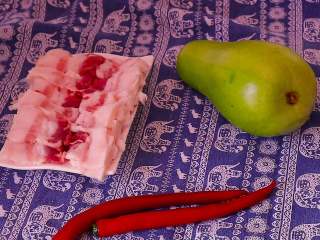 1、葫芦瓜炒肉,准备五花肉 葫芦瓜 红椒这些食材