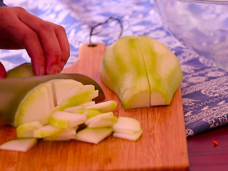 3、葫芦瓜炒肉,葫芦瓜削皮后切成片