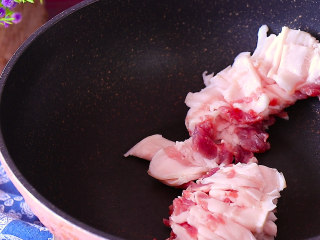 4、葫芦瓜炒肉,五花肉切片后放入炒锅中边炒出多余的油