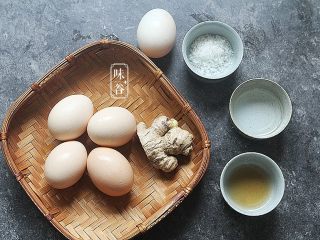 1、赛螃蟹~用鸡蛋做出海鲜味,准备好材料；