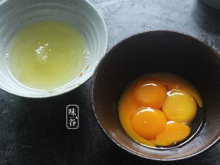 3、赛螃蟹~用鸡蛋做出海鲜味,把蛋黄和蛋清分开；