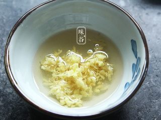5、赛螃蟹~用鸡蛋做出海鲜味,再把姜蓉倒入碗内；
