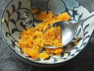 6、赛螃蟹~用鸡蛋做出海鲜味,咸蛋黄压碎；