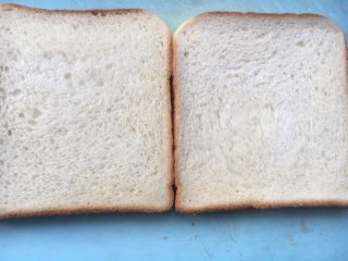 2、开放式果缤纷三明治,取两片吐司整齐排列好