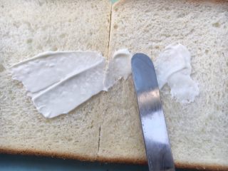 5、开放式果缤纷三明治,抹上少许奶油