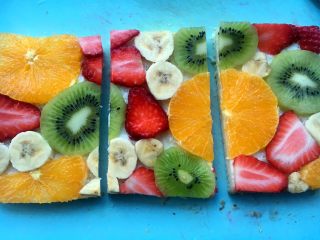 11、开放式果缤纷三明治,再把吐司平均分成三块