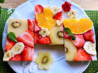 15、开放式果缤纷三明治,也可以用模具把水果刻点花型出来,会更好看