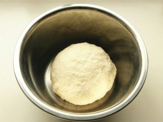 1、中种法黑芝麻吐司,中种材料揉成光滑的面团盖保鲜膜室温发酵40分钟左右，送入冰箱冷藏发酵，大约20个小时左右。