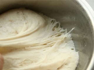 2、中种法黑芝麻吐司,第二天取出发酵好的面团，检查一下，可以看到拉开后孔洞明显。