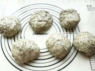 9、中种法黑芝麻吐司,分成均匀的6份。