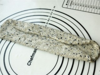 10、中种法黑芝麻吐司,取一份面团，擀开成条，两边折起按平。