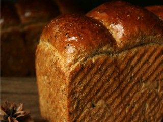 15、中种法黑芝麻吐司,烤好的吐司马上脱模，凉到手心温度时装保鲜袋室温保存，两天内不能吃完就冷冻。