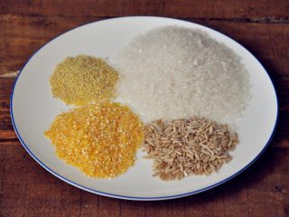 1、五谷杂粮炒饭,准备杂粮饭的材料