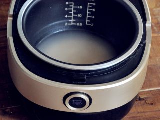 3、五谷杂粮炒饭,倒入电饭煲，水不宜过多。